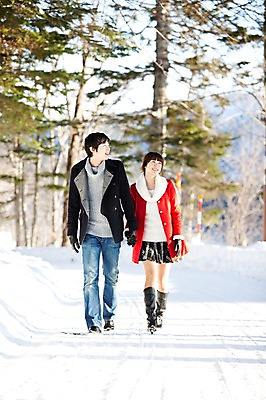 포토 JPG 주간 전신 나무 해외기획촬영 커플 계절 공원 여자 남자 행복 여유 여행 포즈 장갑 겨울 2010년일본 모션 자연 휴식 웃음 사람 동양인 20대 성인 야외 두명 걷기 산책 한국인 눈 숲 겨울여행 즐거움 가죽장갑 청년만 성인만 국내포토 자연요소 식물 잡화 공공시설 감정 컨셉 관계 날씨 표정 인종 청년 생태계 파일형식