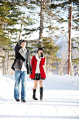 포토 JPG 주간 전신 나무 해외기획촬영 커플 계절 공원 여자 남자 행복 여유 여행 포즈 장갑 겨울 2010년일본 모션 자연 휴식 웃음 사람 동양인 손짓 20대 성인 야외 두명 걷기 산책 한국인 눈 가리킴 숲 겨울여행 즐거움 가죽장갑 청년만 성인만 국내포토 자연요소 식물 잡화 공공시설 감정 컨셉 관계 날씨 표정 인종 청년 생태계 파일형식