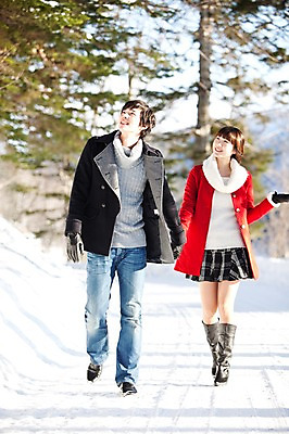 포토 JPG 주간 전신 나무 해외기획촬영 커플 계절 공원 여자 남자 행복 여유 여행 포즈 장갑 겨울 2010년일본 모션 자연 휴식 웃음 사람 동양인 20대 성인 야외 두명 걷기 산책 한국인 올려보기 눈 숲 겨울여행 즐거움 가죽장갑 청년만 성인만 국내포토 자연요소 식물 잡화 공공시설 감정 컨셉 관계 날씨 표정 인종 청년 생태계 파일형식