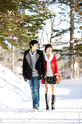 포토 JPG 주간 전신 나무 해외기획촬영 커플 계절 공원 여자 남자 행복 여유 여행 포즈 장갑 겨울 2010년일본 모션 자연 휴식 웃음 사람 동양인 20대 성인 야외 두명 걷기 산책 한국인 눈 숲 겨울여행 즐거움 가죽장갑 청년만 성인만 국내포토 자연요소 식물 잡화 공공시설 감정 컨셉 관계 날씨 표정 인종 청년 생태계 파일형식
