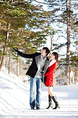 포토 JPG 주간 전신 나무 해외기획촬영 커플 계절 공원 여자 남자 행복 여유 여행 포즈 장갑 겨울 2010년일본 모션 자연 휴식 서기 웃음 사람 동양인 20대 성인 야외 두명 산책 한국인 눈 숲 겨울여행 즐거움 가죽장갑 청년만 성인만 국내포토 자연요소 식물 잡화 공공시설 감정 컨셉 관계 날씨 표정 인종 청년 생태계 파일형식