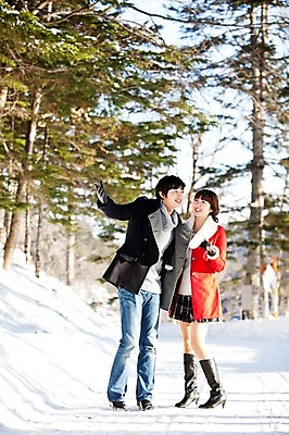 포토 JPG 주간 전신 나무 해외기획촬영 커플 계절 공원 여자 남자 행복 여유 여행 포즈 장갑 겨울 2010년일본 모션 자연 휴식 서기 웃음 사람 동양인 20대 성인 야외 두명 산책 한국인 눈 숲 겨울여행 즐거움 가죽장갑 청년만 성인만 국내포토 자연요소 식물 잡화 공공시설 감정 컨셉 관계 날씨 표정 인종 청년 생태계 파일형식