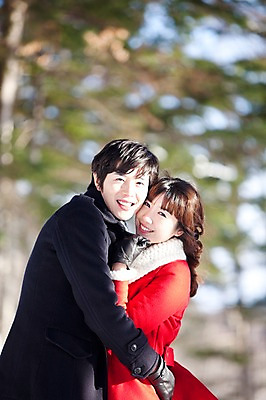포토 JPG 주간 나무 해외기획촬영 커플 계절 공원 여자 남자 행복 여유 여행 포즈 장갑 겨울 2010년일본 안기 모션 포옹 자연 휴식 서기 웃음 사람 동양인 상반신 20대 성인 야외 두명 옆모습 산책 한국인 눈 숲 겨울여행 즐거움 가죽장갑 청년만 성인만 국내포토 자연요소 식물 잡화 공공시설 감정 뷰포인트 컨셉 관계 날씨 표정 인종 청년 생태계 파일형식