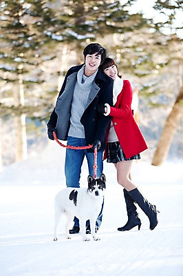 포토 JPG 주간 전신 나무 해외기획촬영 커플 계절 공원 여자 남자 행복 반려견 여유 여행 포즈 장갑 겨울 2010년일본 모션 자연 휴식 서기 웃음 사람 동양인 20대 성인 야외 두명 팔짱 산책 한국인 눈 강아지 숲 겨울여행 즐거움 가죽장갑 반려 청년만 성인만 국내포토 자연요소 식물 잡화 공공시설 감정 컨셉 관계 날씨 표정 인종 청년 반려동물 개 생태계 파일형식