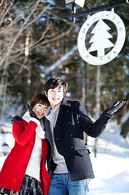 포토 JPG 주간 나무 해외기획촬영 커플 계절 공원 여자 남자 행복 여유 여행 포즈 장갑 겨울 2010년일본 모션 자연 어깨동무 휴식 서기 웃음 사람 동양인 손짓 상반신 20대 성인 야외 두명 산책 한국인 눈 숲 겨울여행 즐거움 가죽장갑 청년만 성인만 국내포토 자연요소 식물 잡화 공공시설 감정 컨셉 관계 날씨 표정 인종 청년 생태계 파일형식