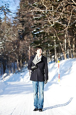 포토 JPG 주간 전신 나무 해외기획촬영 계절 공원 남자 여행 장갑 겨울 2010년일본 자연 한명 서기 사람 동양인 20대 성인 야외 한국인 눈 숲 겨울여행 가죽장갑 남자만 남자한명만 성인남자만 청년만 청년남자만 청년남자한명만 성인한명만 성인남자한명만 성인만 국내포토 자연요소 식물 1 잡화 공공시설 모션 날씨 인종 청년 생태계 파일형식