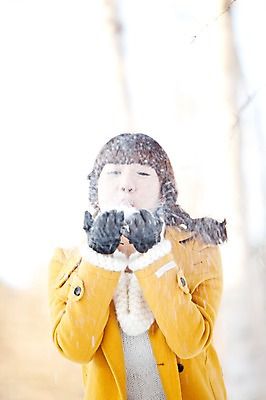 포토 JPG 주간 해외기획촬영 계절 공원 여자 행복 여행 장갑 겨울 2010년일본 자연 날리기 한명 웃음 사람 동양인 상반신 20대 성인 야외 노란색 한국인 코트 눈 숲 불기 겨울여행 즐거움 가죽장갑 여자만 여자한명만 성인여자만 청년만 청년여자만 성인한명만 청년여자한명만 성인여자한명만 성인만 국내포토 자연요소 1 잡화 공공시설 감정 컬러 모션 날씨 표정 인종 청년 외투 생태계 파일형식