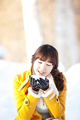 포토 JPG 주간 해외기획촬영 계절 공원 여자 행복 여행 장갑 겨울 2010년일본 자연 한명 웃음 사람 동양인 상반신 20대 성인 야외 노란색 한국인 코트 눈 숲 겨울여행 즐거움 가죽장갑 여자만 여자한명만 성인여자만 청년만 청년여자만 성인한명만 청년여자한명만 성인여자한명만 성인만 국내포토 자연요소 1 잡화 공공시설 감정 컬러 날씨 표정 인종 청년 외투 생태계 파일형식