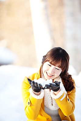 포토 JPG 주간 해외기획촬영 계절 공원 여자 행복 여행 장갑 겨울 2010년일본 자연 한명 웃음 사람 동양인 상반신 20대 성인 야외 노란색 한국인 코트 눈 숲 겨울여행 즐거움 가죽장갑 여자만 여자한명만 성인여자만 청년만 청년여자만 성인한명만 청년여자한명만 성인여자한명만 성인만 국내포토 자연요소 1 잡화 공공시설 감정 컬러 날씨 표정 인종 청년 외투 생태계 파일형식
