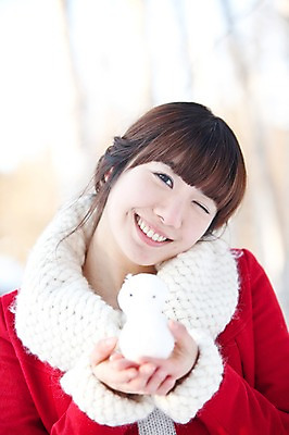 포토 JPG 주간 해외기획촬영 계절 공원 여자 여행 겨울 2010년일본 자연 눈사람 윙크 한명 웃음 들기 사람 동양인 상반신 20대 성인 야외 한국인 눈 숲 겨울여행 즐거움 보여주기 빨간코트 여자만 여자한명만 성인여자만 청년만 청년여자만 성인한명만 청년여자한명만 성인여자한명만 성인만 국내포토 자연요소 1 공공시설 감정 모션 날씨 표정 인종 청년 생태계 파일형식