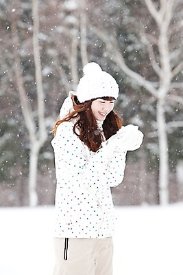 포토 JPG 주간 해외기획촬영 계절 여자 여행 겨울 2010년일본 자연 스키장 한명 웃음 사람 동양인 20대 성인 야외 옆모습 설원 한국인 눈 겨울여행 즐거움 스키복 눈내림 여자만 여자한명만 성인여자만 청년만 청년여자만 성인한명만 청년여자한명만 성인여자한명만 성인만 국내포토 자연요소 1 옷 감정 뷰포인트 날씨 스키 눈_날씨 표정 인종 청년 생태계 파일형식