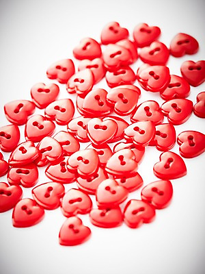 포토 JPG 스튜디오촬영 백그라운드 단추 실내 사람없음 빨간색 여러개 하트 바느질도구 오브젝트 국내포토 모양 컬러 다수 내부 파일형식