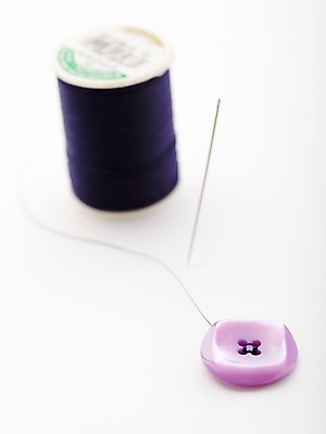 포토 JPG 스튜디오촬영 백그라운드 단추 실내 사람없음 보라색 바늘 실 바느질도구 오브젝트 실타래 국내포토 컬러 내부 도구 파일형식