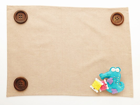 포토 JPG 스튜디오촬영 인형 백그라운드 단추 실내 사람없음 실 바느질도구 천 바늘꽂이 오브젝트 헝겊 국내포토 내부 직물 꽂이 파일형식 천_직물