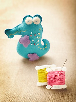 포토 JPG 스튜디오촬영 인형 백그라운드 단추 실내 사람없음 바늘 실 바느질도구 바늘꽂이 오브젝트 국내포토 내부 도구 꽂이 파일형식