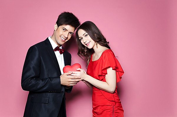 포토 JPG 스튜디오촬영 서양인 외국인 해외기획촬영 커플 여자 남자 행복 2010년태국 커플라이프 포즈 모션 나비넥타이 실내 선물 사랑 미소 웃음 들기 사람 정장 이벤트 상반신 20대 성인 두명 하트 청년만 성인만 국내포토 모양 라이프스타일 옷 감정 관계 넥타이 표정 인종 청년 내부 파일형식 잡화 생활
