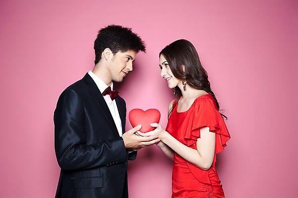 포토 JPG 스튜디오촬영 서양인 외국인 해외기획촬영 커플 여자 남자 행복 2010년태국 커플라이프 포즈 모션 나비넥타이 실내 선물 사랑 미소 웃음 들기 사람 정장 이벤트 상반신 20대 성인 두명 마주보기 하트 청년만 성인만 국내포토 모양 라이프스타일 옷 감정 관계 넥타이 표정 인종 청년 내부 파일형식 잡화 생활