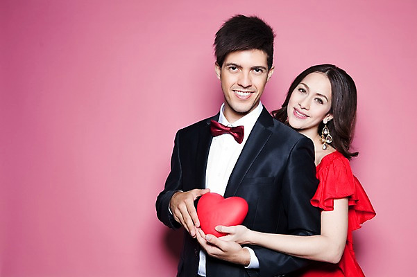 포토 JPG 스튜디오촬영 서양인 외국인 해외기획촬영 커플 여자 남자 행복 2010년태국 커플라이프 포즈 안기 모션 안다 나비넥타이 실내 선물 사랑 미소 웃음 들기 사람 정장 이벤트 상반신 20대 성인 두명 하트 청년만 성인만 국내포토 모양 라이프스타일 옷 감정 관계 넥타이 표정 인종 청년 내부 파일형식 잡화 생활