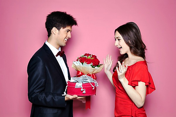 포토 JPG 스튜디오촬영 서양인 외국인 해외기획촬영 커플 여자 남자 꽃 행복 2010년태국 꽃다발 커플라이프 포즈 프로포즈 모션 나비넥타이 실내 선물 사랑 미소 웃음 들기 사람 정장 이벤트 상반신 20대 성인 두명 선물상자 상자 놀람 기쁨 청년만 성인만 국내포토 식물 라이프스타일 옷 감정 관계 넥타이 표정 인종 청년 내부 파일형식 잡화 생활