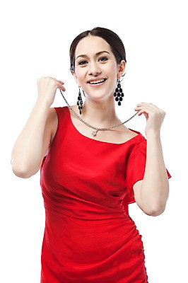 포토 JPG 스튜디오촬영 서양인 외국인 해외기획촬영 여자 행복 2010년태국 커플라이프 포즈 목걸이 모션 실내 선물 사랑 한명 서기 미소 웃음 들기 사람 이벤트 상반신 20대 성인 보석 여자만 여자한명만 성인여자만 청년만 청년여자만 성인한명만 청년여자한명만 성인여자한명만 성인만 국내포토 1 라이프스타일 커플 감정 장신구 표정 인종 청년 내부 광석 파일형식 관계 생활