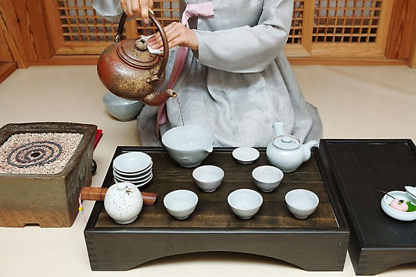 포토 JPG 여자 주전자 한명 사람 손짓 물 차 다기 다도 전통의상 한복 천 헝겊 여자만 여자한명만 국내포토 자연요소 1 한국전통 전통 음료 모션 주방용품 직물 예절 파일형식 천_직물