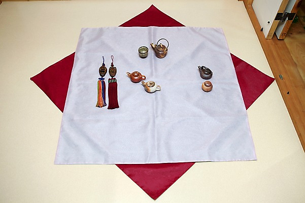 포토 JPG 한국전통 사람없음 장식 식탁보 차 다기 다도 상차림 노리개 국내포토 전통 음료 전통소품 한국 예절 파일형식