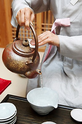 포토 JPG 손 여자 주전자 한명 사람 손짓 물 차 찻잔 다기 다도 전통의상 한복 여자만 여자한명만 국내포토 자연요소 1 한국전통 전통 음료 모션 주방용품 잔 신체부위 예절 파일형식