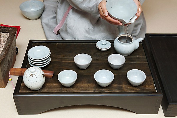 포토 JPG 손 여자 주전자 쟁반 한명 손짓 물 차 다기 다도 전통의상 한복 여자만 여자한명만 국내포토 자연요소 1 한국전통 전통 음료 모션 주방용품 사람 신체부위 예절 파일형식