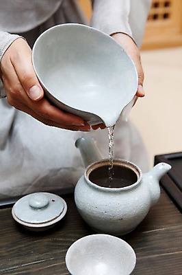 포토 JPG 손 여자 주전자 한명 사람 손짓 물 차 다기 다도 전통의상 한복 여자만 여자한명만 국내포토 자연요소 1 한국전통 전통 음료 모션 주방용품 신체부위 예절 파일형식