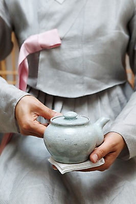 포토 JPG 손 여자 주전자 한명 사람 손짓 차 다기 다도 전통의상 한복 여자만 여자한명만 국내포토 1 한국전통 전통 음료 모션 주방용품 신체부위 예절 파일형식