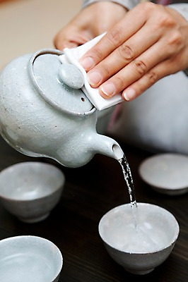 포토 JPG 손 한명 손짓 차 다기 다도 천 헝겊 국내포토 1 음료 모션 사람 신체부위 직물 예절 파일형식 천_직물