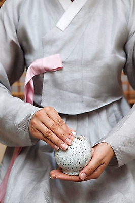 포토 JPG 손 여자 한명 손짓 차 찻잔 다기 다도 전통의상 한복 여자만 여자한명만 국내포토 1 한국전통 전통 음료 모션 잔 사람 신체부위 예절 파일형식