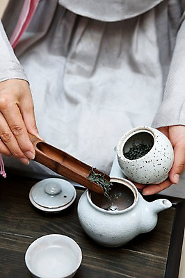 포토 JPG 손 여자 주전자 한명 손짓 물 차 다기 다도 전통의상 한복 녹차 여자만 여자한명만 국내포토 자연요소 1 한국전통 전통 음료 모션 주방용품 사람 신체부위 차_음료 예절 파일형식