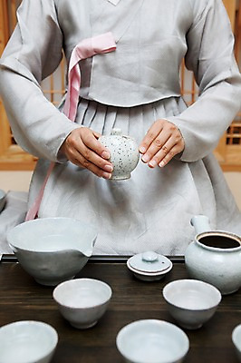 포토 JPG 손 여자 한명 사람 손짓 차 다기 다도 전통의상 한복 여자만 여자한명만 국내포토 1 한국전통 전통 음료 모션 신체부위 예절 파일형식