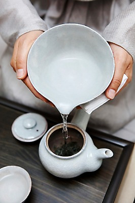 포토 JPG 손 주전자 한명 손짓 물 차 다기 다도 한복 국내포토 자연요소 1 한국전통 음료 모션 주방용품 사람 신체부위 예절 전통의상 파일형식