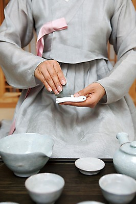 포토 JPG 손 여자 주전자 한명 사람 손짓 물 차 찻잔 다기 다도 전통의상 한복 녹차 천 헝겊 여자만 여자한명만 국내포토 자연요소 1 한국전통 전통 음료 모션 주방용품 잔 신체부위 차_음료 직물 예절 파일형식 천_직물