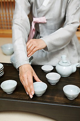 포토 JPG 손 여자 주전자 한명 사람 손짓 물 차 찻잔 다기 다도 전통의상 한복 녹차 여자만 여자한명만 국내포토 자연요소 1 한국전통 전통 음료 모션 주방용품 잔 신체부위 차_음료 예절 파일형식