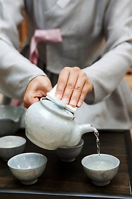 포토 JPG 손 여자 한명 사람 손짓 차 다기 다도 전통의상 한복 녹차 천 헝겊 여자만 여자한명만 국내포토 1 한국전통 전통 음료 모션 신체부위 차_음료 직물 예절 파일형식 천_직물