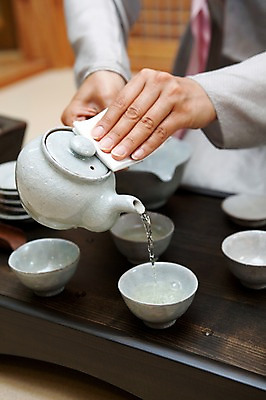 포토 JPG 손 여자 주전자 한명 사람 손짓 물 차 찻잔 다기 다도 전통의상 한복 녹차 여자만 여자한명만 국내포토 자연요소 1 한국전통 전통 음료 모션 주방용품 잔 신체부위 차_음료 예절 파일형식