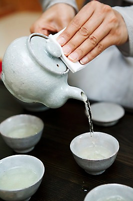 포토 JPG 손 여자 주전자 한명 사람 손짓 물 차 찻잔 다기 다도 전통의상 한복 녹차 여자만 여자한명만 국내포토 자연요소 1 한국전통 전통 음료 모션 주방용품 잔 신체부위 차_음료 예절 파일형식