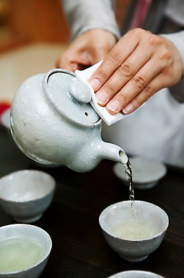 포토 JPG 손 쟁반 한명 손짓 차 찻잔 다기 다도 녹차 천 헝겊 국내포토 1 음료 모션 잔 사람 신체부위 차_음료 직물 예절 파일형식 천_직물