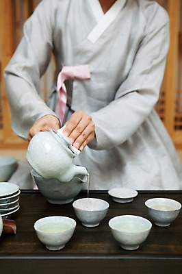 포토 JPG 손 여자 주전자 쟁반 한명 사람 손짓 물 차 찻잔 다기 다도 전통의상 한복 녹차 컵받침 여자만 여자한명만 국내포토 자연요소 1 한국전통 전통 음료 모션 주방용품 잔 신체부위 차_음료 예절 받침대 파일형식