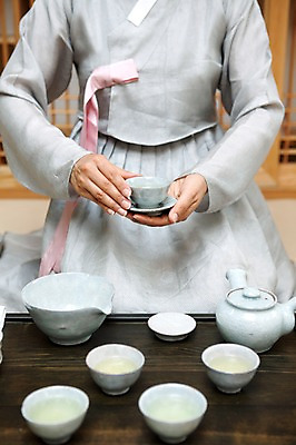 포토 JPG 손 여자 음료 주전자 쟁반 한명 사람 손짓 차 찻잔 다기 다도 전통의상 한복 녹차 컵받침 여자만 여자한명만 국내포토 1 한국전통 전통 모션 주방용품 잔 신체부위 차_음료 예절 받침대 파일형식