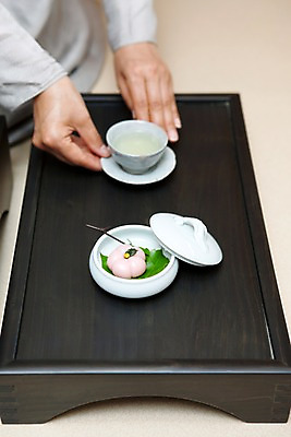 포토 JPG 손 음료 한식 음식 디저트 떡 쟁반 한명 손짓 차 찻잔 다기 다도 녹차 컵받침 국내포토 1 모션 잔 사람 신체부위 차_음료 예절 받침대 파일형식
