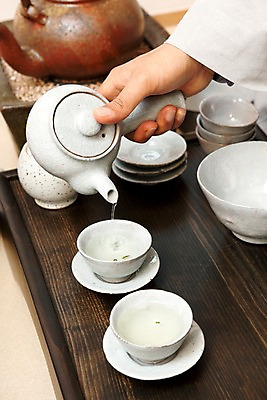 포토 JPG 손 주전자 쟁반 한명 손짓 신체부위 차 찻잔 다기 다도 녹차 컵받침 국내포토 1 음료 모션 주방용품 잔 사람 차_음료 예절 받침대 파일형식