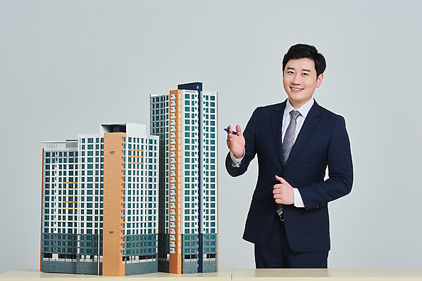 포토 JPG 스튜디오촬영 남자 비즈니스 회색배경 부동산 안내 아파트 주택 실내 설명 한명 서기 미소 정장 상반신 성인 앞모습 30대 경제 한국인 건축모형 대출 분양 아파트분양 정책 성인남자한명만 주택청약 청약 국내포토 1 옷 뷰포인트 백그라운드 모션 표정 사람 동양인 내부 건물 장년 금융 모형 회색 재산 남자한명만 성인남자만 파일형식