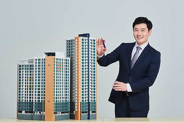 포토 JPG 스튜디오촬영 남자 비즈니스 회색배경 부동산 안내 아파트 주택 실내 설명 한명 서기 미소 정장 상반신 성인 앞모습 30대 경제 한국인 건축모형 대출 분양 아파트분양 정책 성인남자한명만 주택청약 청약 국내포토 1 옷 뷰포인트 백그라운드 모션 표정 사람 동양인 내부 건물 장년 금융 모형 회색 재산 남자한명만 성인남자만 파일형식