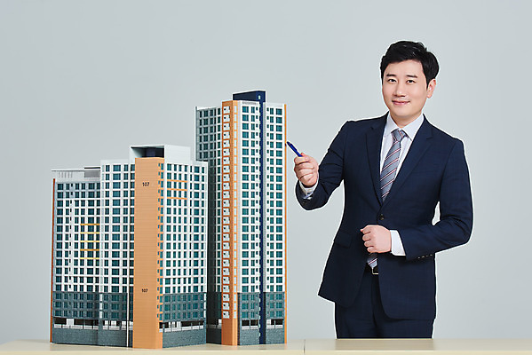 포토 JPG 스튜디오촬영 남자 비즈니스 회색배경 부동산 안내 아파트 주택 실내 설명 한명 서기 미소 정장 상반신 성인 앞모습 30대 경제 한국인 가리킴 건축모형 대출 분양 아파트분양 정책 성인남자한명만 주택청약 청약 국내포토 1 옷 뷰포인트 백그라운드 모션 표정 사람 동양인 손짓 내부 건물 장년 금융 모형 회색 재산 남자한명만 성인남자만 파일형식