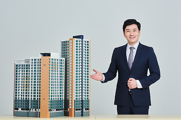 포토 JPG 스튜디오촬영 남자 비즈니스 회색배경 부동산 안내 아파트 주택 실내 설명 한명 서기 미소 정장 상반신 성인 앞모습 30대 경제 한국인 가리킴 건축모형 대출 분양 아파트분양 정책 성인남자한명만 주택청약 청약 국내포토 1 옷 뷰포인트 백그라운드 모션 표정 사람 동양인 손짓 내부 건물 장년 금융 모형 회색 재산 남자한명만 성인남자만 파일형식