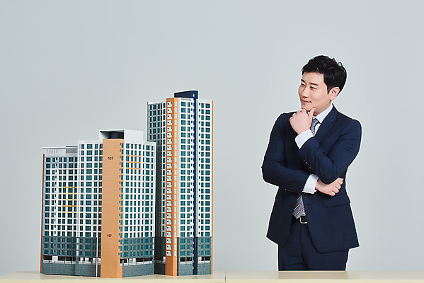 포토 JPG 스튜디오촬영 남자 비즈니스 회색배경 부동산 아파트 주택 실내 한명 서기 정장 상반신 성인 앞모습 30대 경제 한국인 고민 건축모형 대출 분양 아파트분양 정책 성인남자한명만 주택청약 청약 국내포토 1 옷 감정 뷰포인트 백그라운드 모션 사람 동양인 내부 건물 장년 금융 모형 회색 재산 남자한명만 성인남자만 파일형식